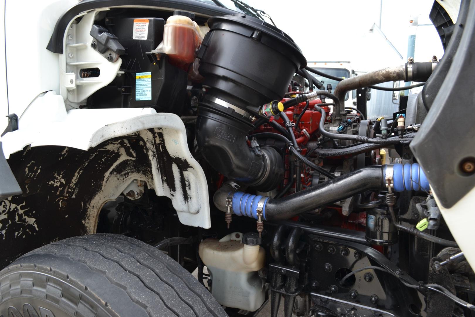 2018 WHITE /BLACK FREIGHTLINER M2-112 with an CUMMINS L9 8.9L 370HP engine, EATON FULLER 10SPD MANUAL transmission, located at 9172 North Fwy, Houston, TX, 77037, (713) 910-6868, 29.887470, -95.411903 - Photo#10